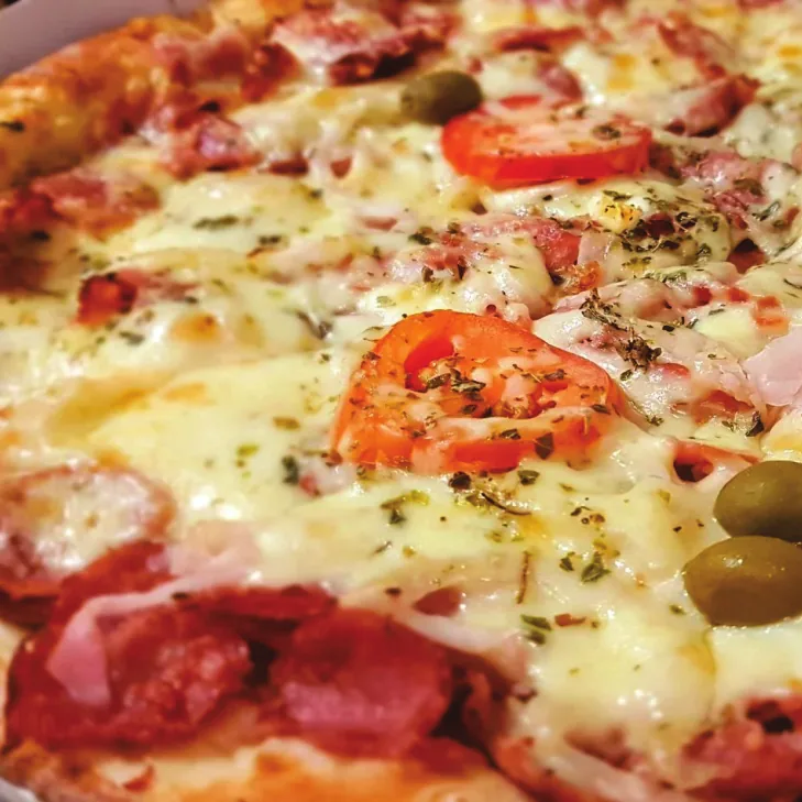 Pizza de presunto com mussarela, tomate e azeitona